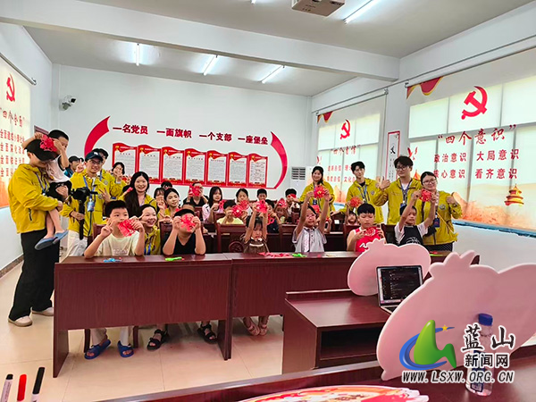 浆洞瑶族乡:童声绕梁推普 集市走访护安.jpg 浆洞瑶族乡:童声绕梁推普 集市走访护安.jpg