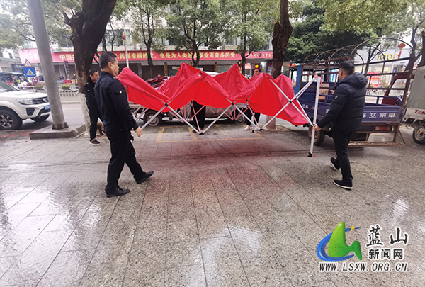 蓝山：精准执法开展“拆伞除棚”专项行动.jpg