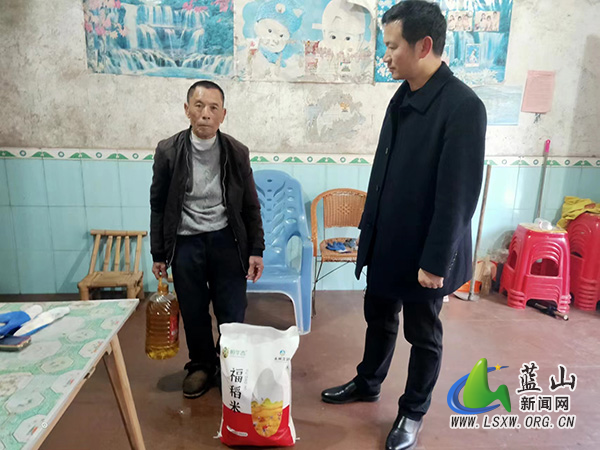 蓝山县交通运输局春节前走访慰问脱贫监测户.jpg