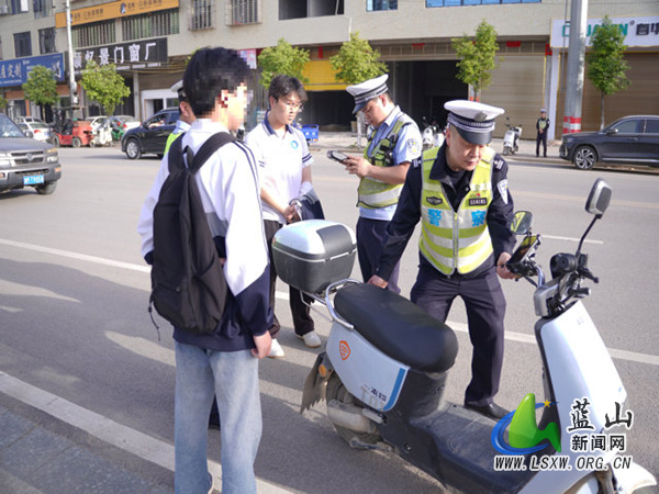 蓝山公安交管部门:开展摩电车辆专项整治,守护道路交通安全.jpg 蓝山公安交管部门:开展摩电车辆专项整治,守护道路交通安全.jpg