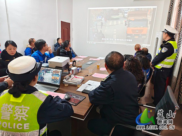 蓝山公安交管部门联合开展年关危化品运输安全宣教活动.jpg