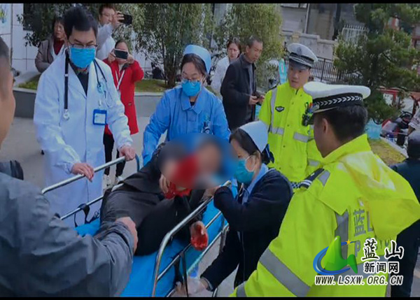 蓝山县春运协调组与交管部门联动15分钟开辟生命通道急救重伤村民.jpg 蓝山县春运协调组与交管部门联动15分钟开辟生命通道急救重伤村民.jpg