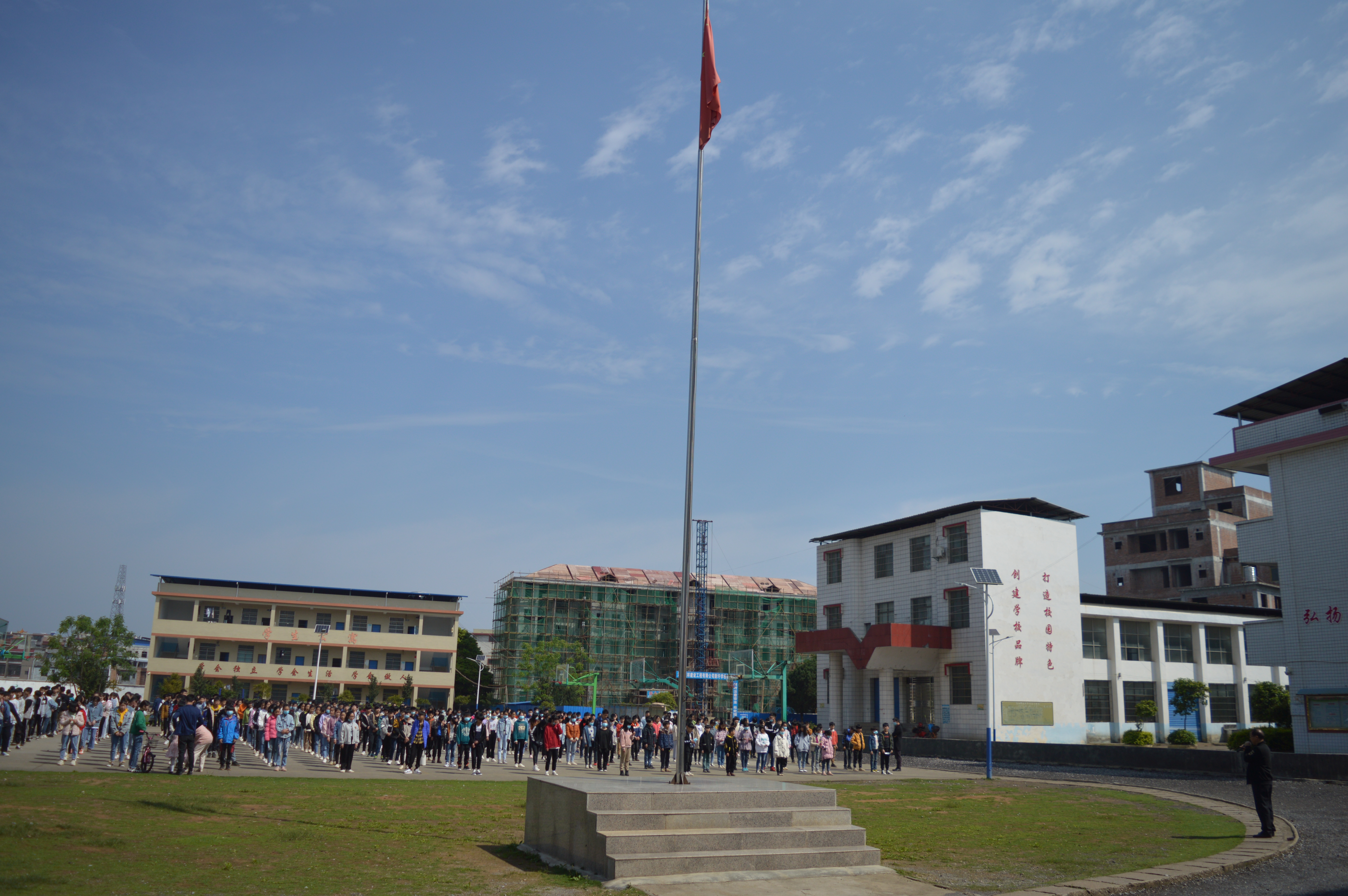 蓝山县新圩学校在国旗下开启新征程