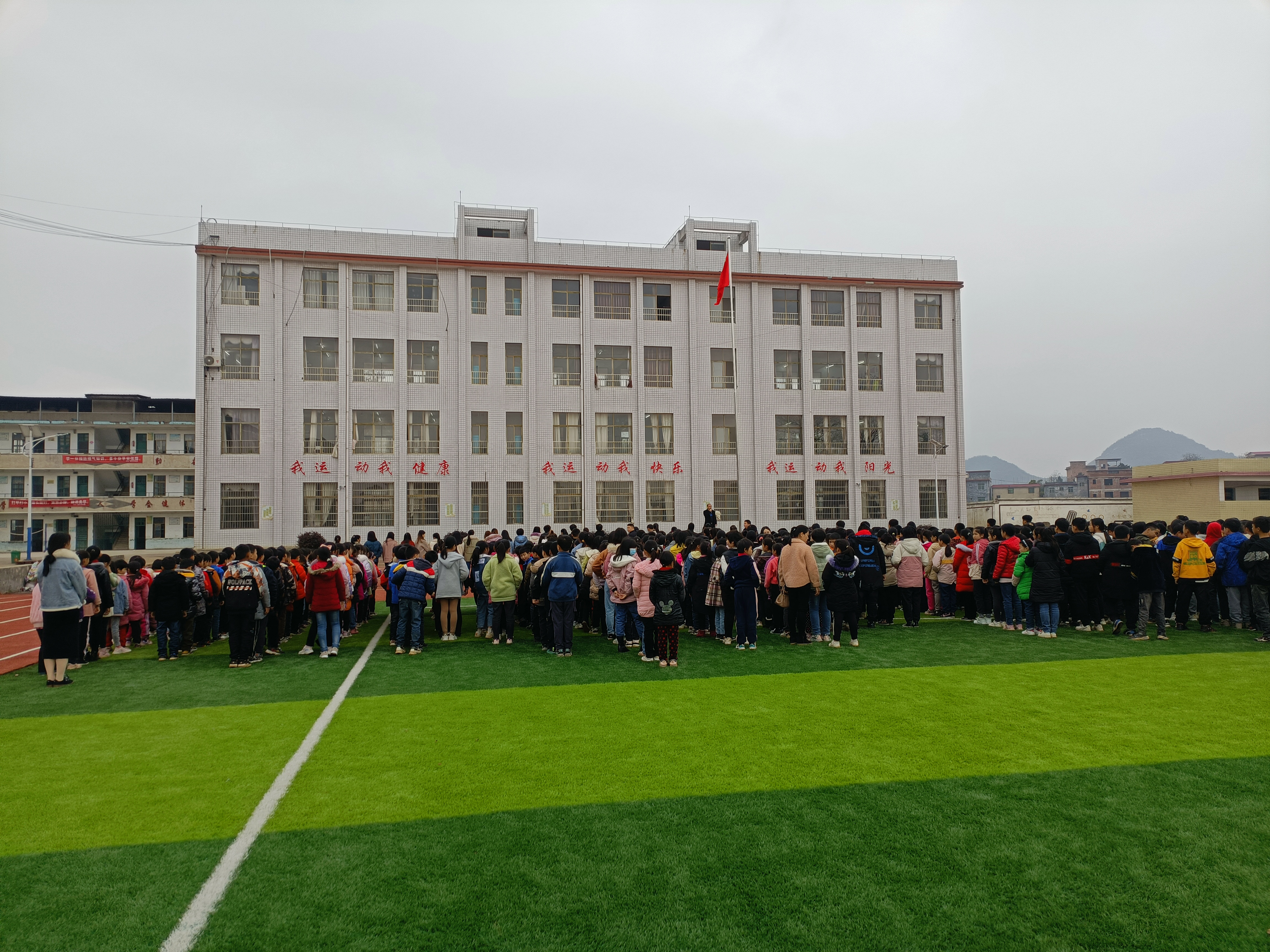新圩学校:一次特别的升旗仪式_工作动态_蓝山县教育局