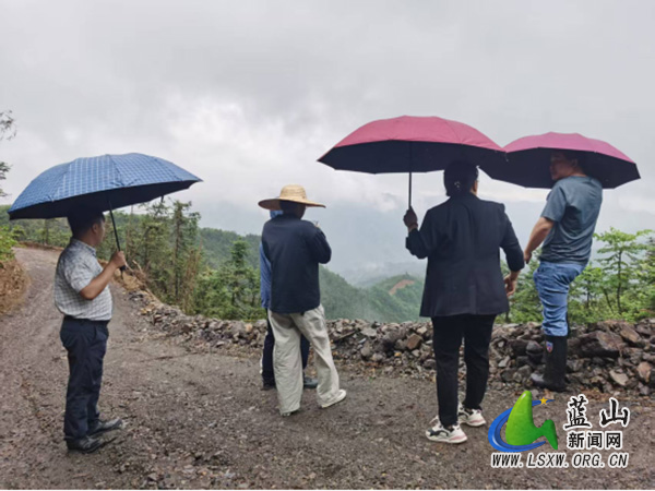 荆竹瑶族乡:执法检查为安全饮水“把脉开方”.jpg 荆竹瑶族乡:执法检查为安全饮水“把脉开方”.jpg