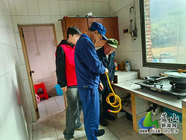 蓝山:消防宣传进瑶乡 敲门入户护平安.jpg 蓝山:消防宣传进瑶乡 敲门入户护平安.jpg