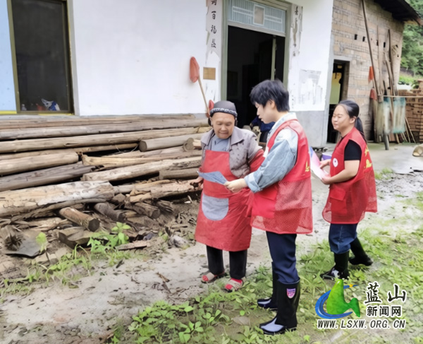 荆竹瑶族乡开展防汛敲门行动.jpg 荆竹瑶族乡开展防汛敲门行动.jpg
