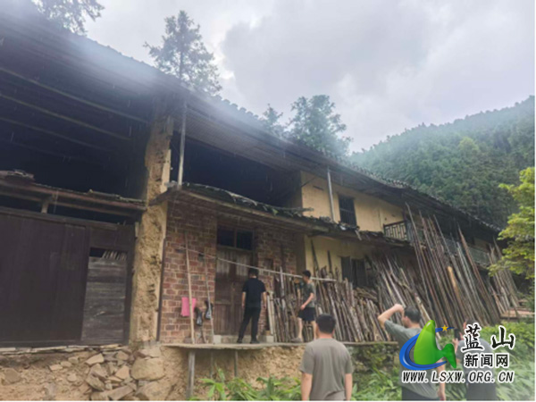 犁头瑶族乡:未雨绸缪抓防汛 入户排查危房保平安.jpg 犁头瑶族乡:未雨绸缪抓防汛 入户排查危房保平安.jpg