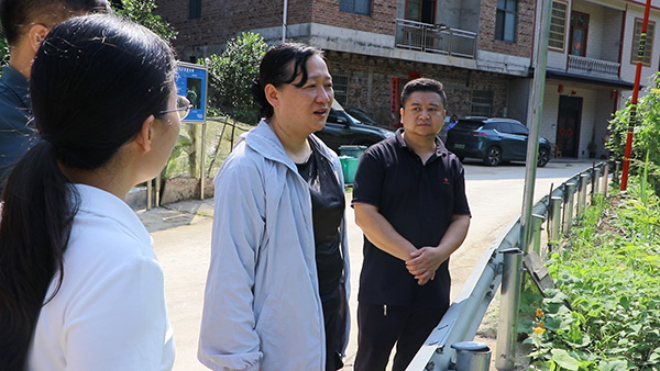 邓群到犁头瑶族乡调研安全生产、农村集体“三资”管理工作.jpg 邓群到犁头瑶族乡调研安全生产、农村集体“三资”管理工作.jpg