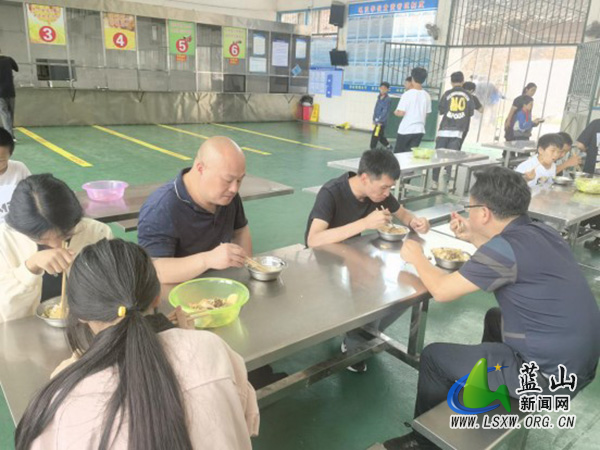 毛俊镇：督导检查+陪餐体验 筑牢校园食品安全防线.jpg