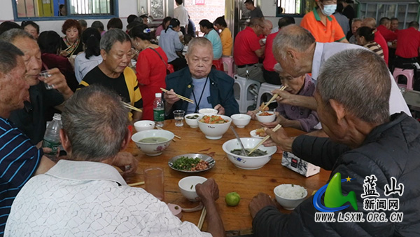 毛俊镇鹊峰村：老年食堂“暖心饭” 烹出幸福晚年味.jpg