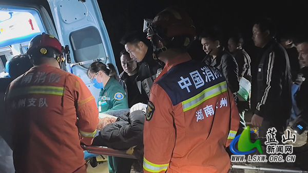 我县一花甲老人被困山上超60小时 多部门联手紧急搜救2.jpg