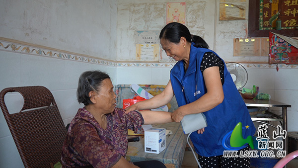 县民政局：“助老员”上门服务 老人乐享幸福晚年.jpg