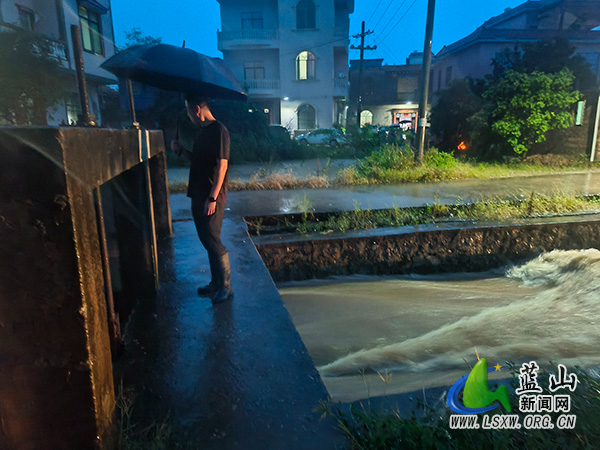 楠市镇:全面响应防汛工作 筑牢生命安全防线.jpg 楠市镇:全面响应防汛工作 筑牢生命安全防线.jpg
