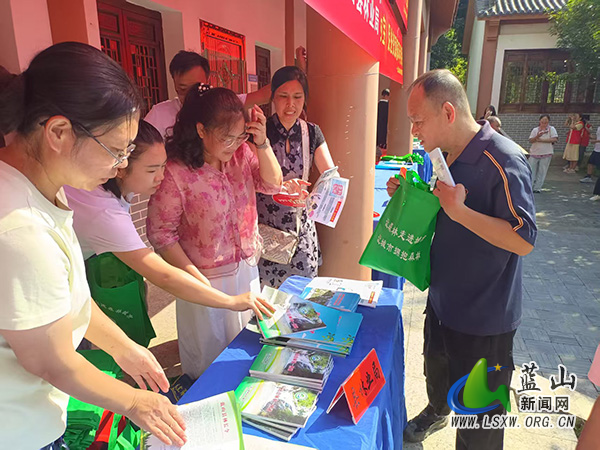 蓝山县林业局参加2025年全国科普月宣传活动.jpg