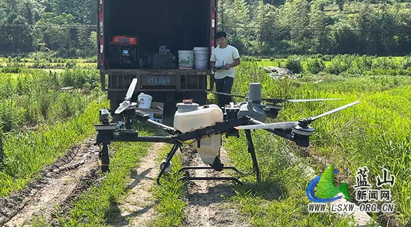 所城镇舜河村:无人机“展翅”助农 科技护航早稻丰产.jpg 所城镇舜河村:无人机“展翅”助农 科技护航早稻丰产.jpg