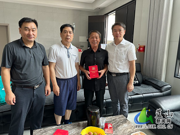 蓝山县农业农村局开展“光荣在党50年”纪念章颁发暨走访慰问老党员活动.jpg 蓝山县农业农村局开展“光荣在党50年”纪念章颁发暨走访慰问老党员活动.jpg