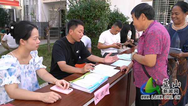 蓝山县“一站式”服务暖心安家搬迁群众告别“两头跑”难题.jpg 蓝山县“一站式”服务暖心安家搬迁群众告别“两头跑”难题.jpg
