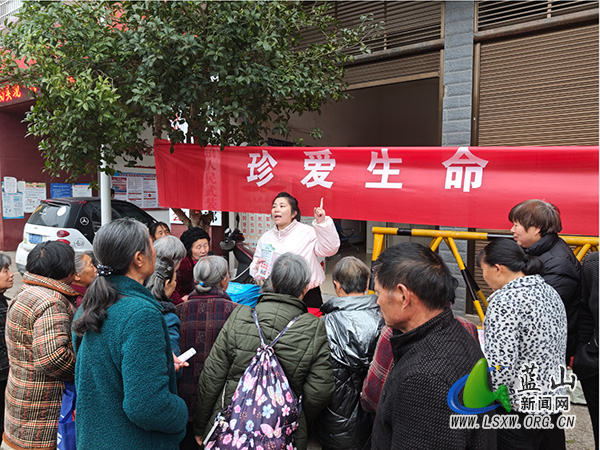 所城镇开展“禁毒知识进集市 全民防毒护平安”宣传活动.jpg 所城镇开展“禁毒知识进集市 全民防毒护平安”宣传活动.jpg