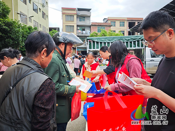 所城镇:赶集日开展移风易俗宣传 文明新风吹进千家万户.jpg 所城镇:赶集日开展移风易俗宣传 文明新风吹进千家万户.jpg