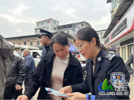 10.27蓝山：当好法律“快递员” 普法送货到田间.png