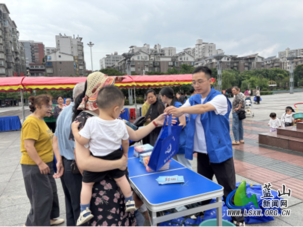 普法宣传正当时 法治阳光照万家:蓝山县司法局开展五大主题法治宣传活动1.jpg 普法宣传正当时 法治阳光照万家:蓝山县司法局开展五大主题法治宣传活动1.jpg