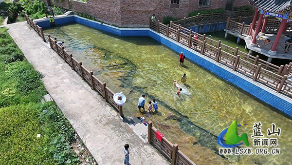 塔峰镇小泉村:筑“家门口”泳池 守护孩童夏日安全.jpg 塔峰镇小泉村:筑“家门口”泳池 守护孩童夏日安全.jpg