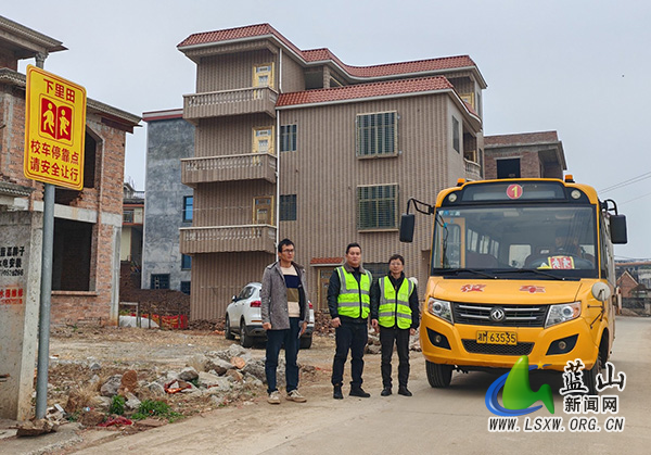 太平圩镇全面排查校车路线隐患 守护学生出行安全.jpg 太平圩镇全面排查校车路线隐患 守护学生出行安全.jpg