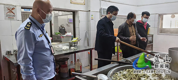雷纯安开展校园食品安全检查.jpg 雷纯安开展校园食品安全检查.jpg