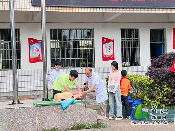 太平学校开展防溺水安全演练暨“心肺复苏”急救知识讲座.jpg 太平学校开展防溺水安全演练暨“心肺复苏”急救知识讲座.jpg