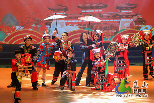 我县骐骥跃新春 春晚绽华彩3.jpg 我县骐骥跃新春 春晚绽华彩3.jpg