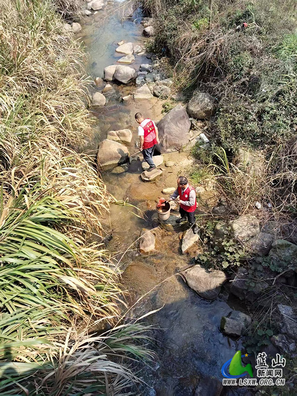 湘江源瑶族乡开展河道保洁专项行动.jpg