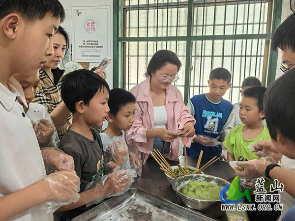 湘江源瑶族乡中心小学糍粑制作课飘香校园.jpg
