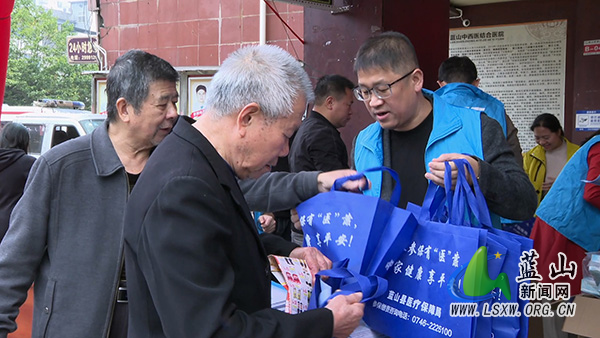 我县医保宣传“零距离” 惠民政策“暖人心”.jpg