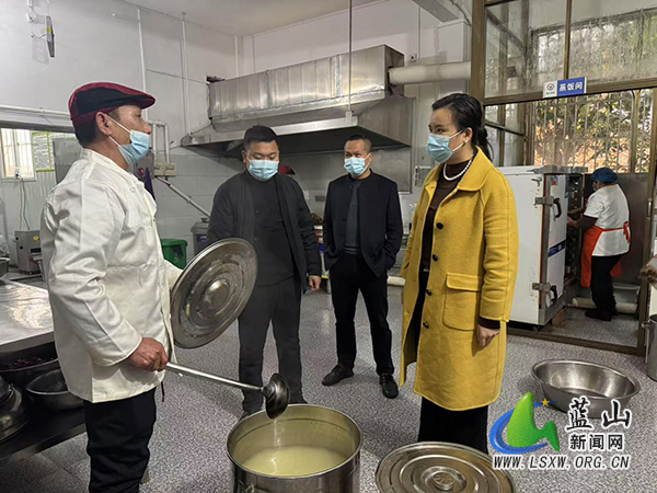 唐璨督导检查新圩学校安全生产工作.jpg 唐璨督导检查新圩学校安全生产工作.jpg