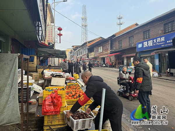 新圩镇开展马路市场整治行动.jpg 新圩镇开展马路市场整治行动.jpg