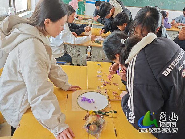 新圩学校劳动手工课:团扇藏春,传承非遗文化.jpg 新圩学校劳动手工课:团扇藏春,传承非遗文化.jpg