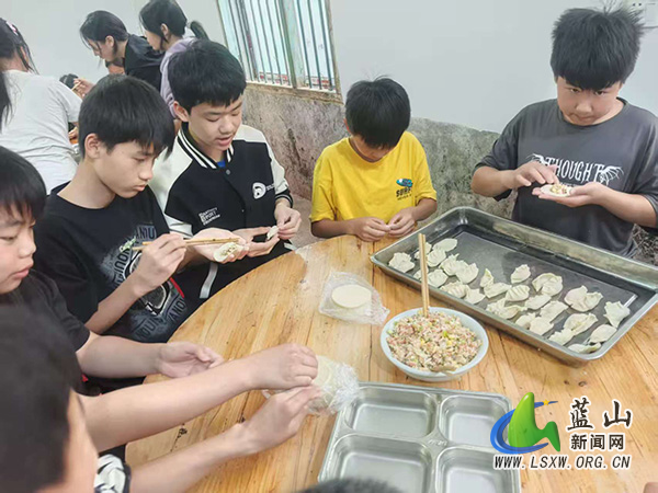新圩学校开展包饺子活动.jpg 新圩学校开展包饺子活动.jpg