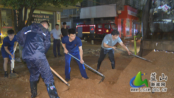 蓝山县雨后清淤不停歇 保障出行安全畅通2.jpg 蓝山县雨后清淤不停歇 保障出行安全畅通2.jpg