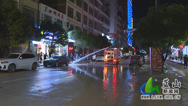 蓝山县雨后清淤不停歇 保障出行安全畅通1.jpg 蓝山县雨后清淤不停歇 保障出行安全畅通1.jpg
