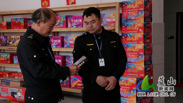 (新春走基层)我县开展烟花爆竹专项检查 全力护航春节安全.jpg (新春走基层)我县开展烟花爆竹专项检查 全力护航春节安全.jpg