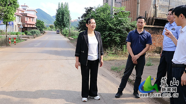 邓群调研道路交通安全工作.jpg 邓群调研道路交通安全工作.jpg